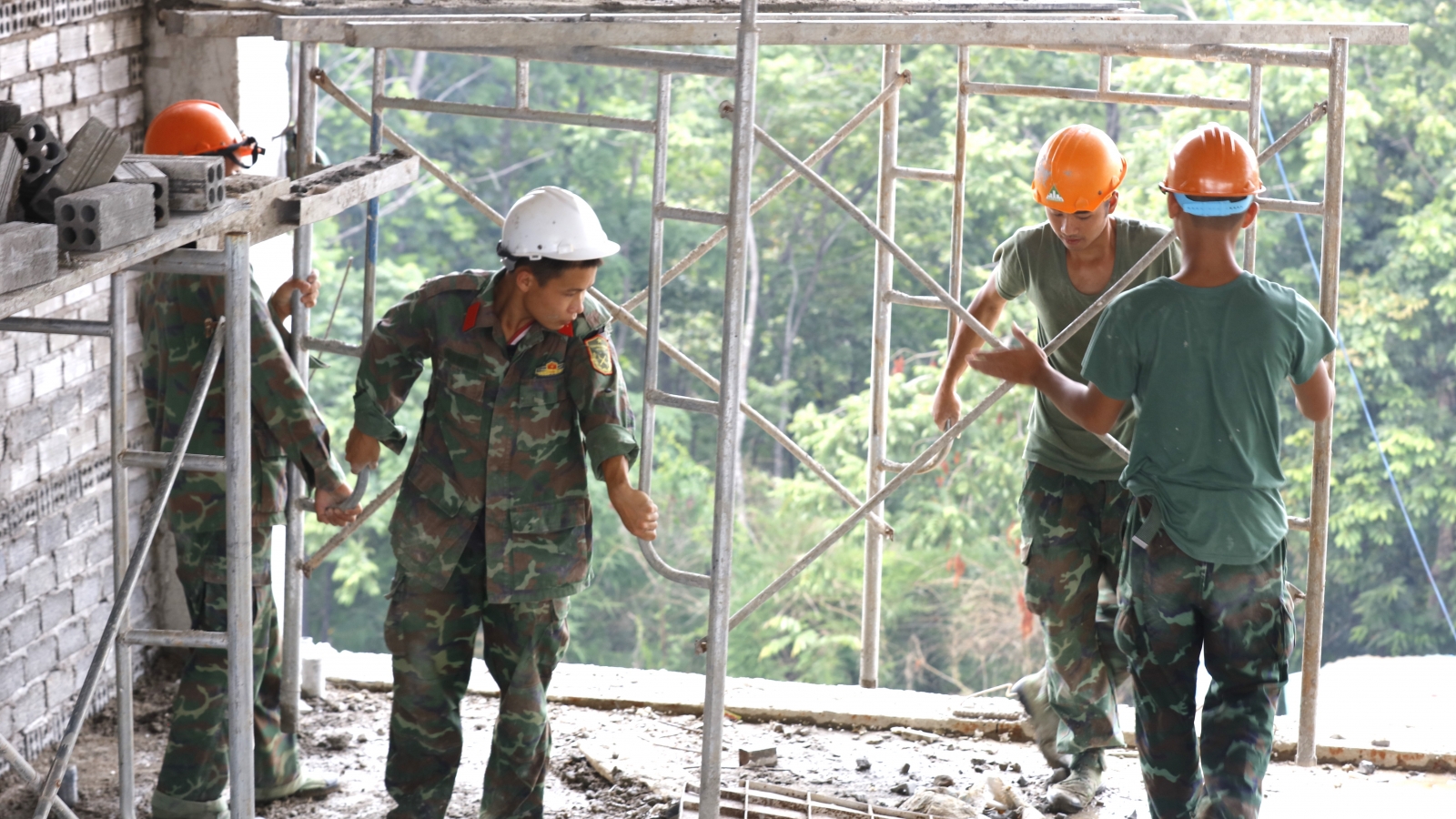 Bộ đội Đắk Lắk “vượt nắng, thắng mưa” hỗ trợ xây trường ở biên giới